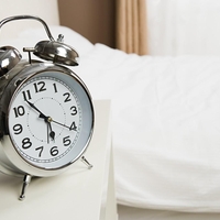 Kaj pomeni, če se zbujamo pred alarmom?