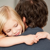 Dobra novica za očete deklic: Moški, ki imajo hčerke, živijo dlje