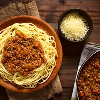 Skrivnost prave italijanske bolonjske omake: kuharji iz Bologne razkrili star recept