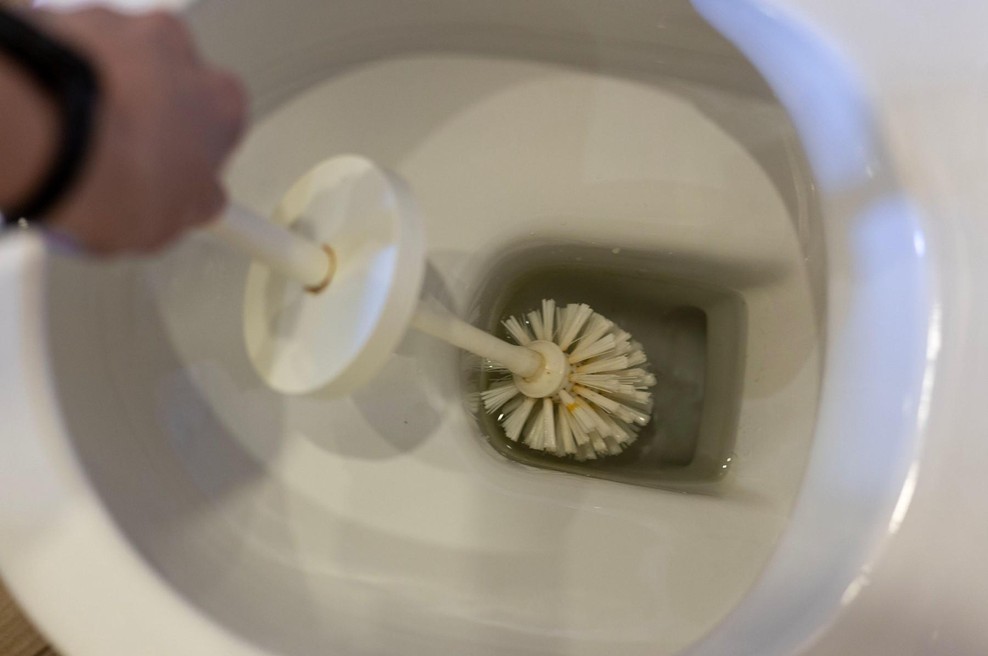 To zlijte v WC-školjko in zgodila se bo čarovnija, ta trik uporabljajo tudi profesionalne hotelske čistilke (foto: profimedia)