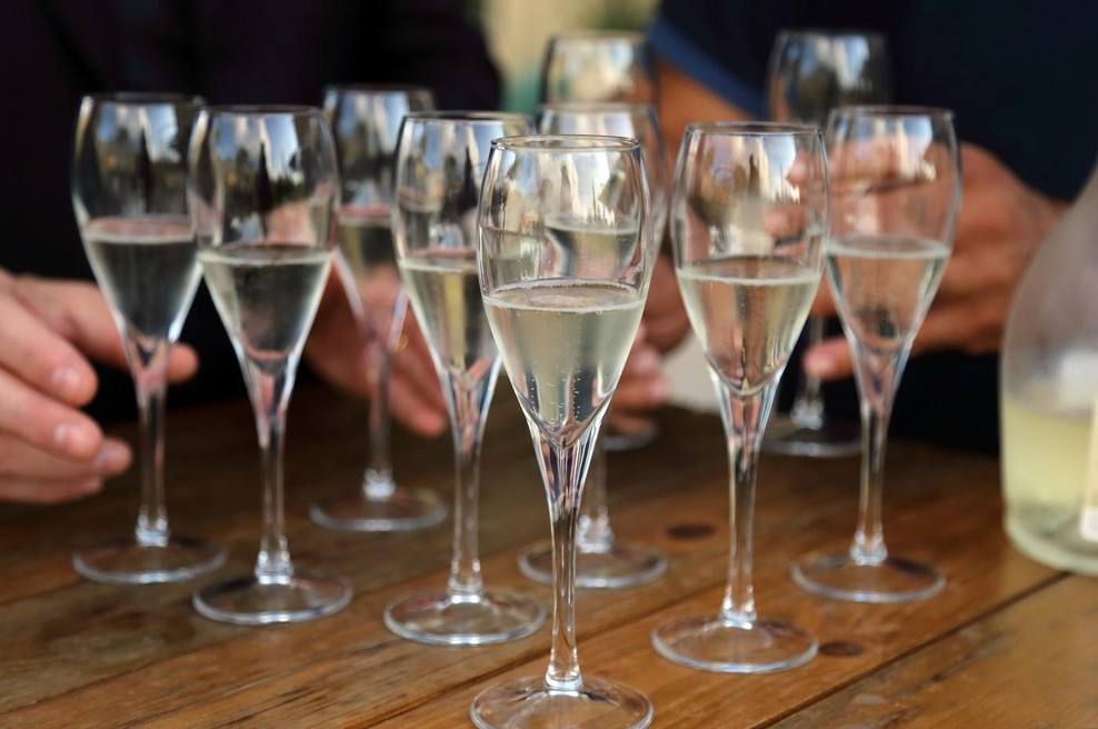 Lani v povprečju popili približno 4,8 steklenice penečega vina, oziroma 36 kozarcev na prebivalca (foto: Profimedia)