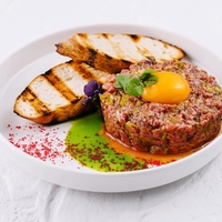 Tako profesionalni mojstri pripravijo tatarski biftek, trik je v tej tehniki