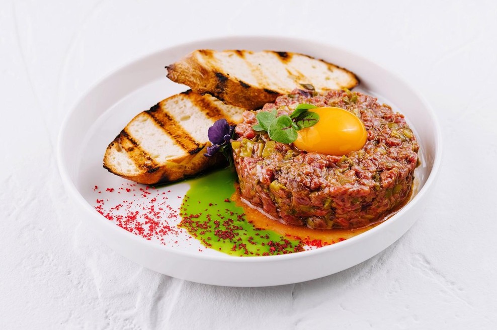 Tako profesionalni mojstri pripravijo tatarski biftek, trik je v tej tehniki (foto: profimeda)