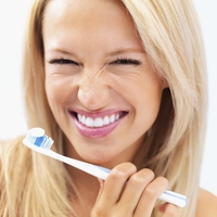 To je najboljši trik za bolj bele zobe in vse imate že doma