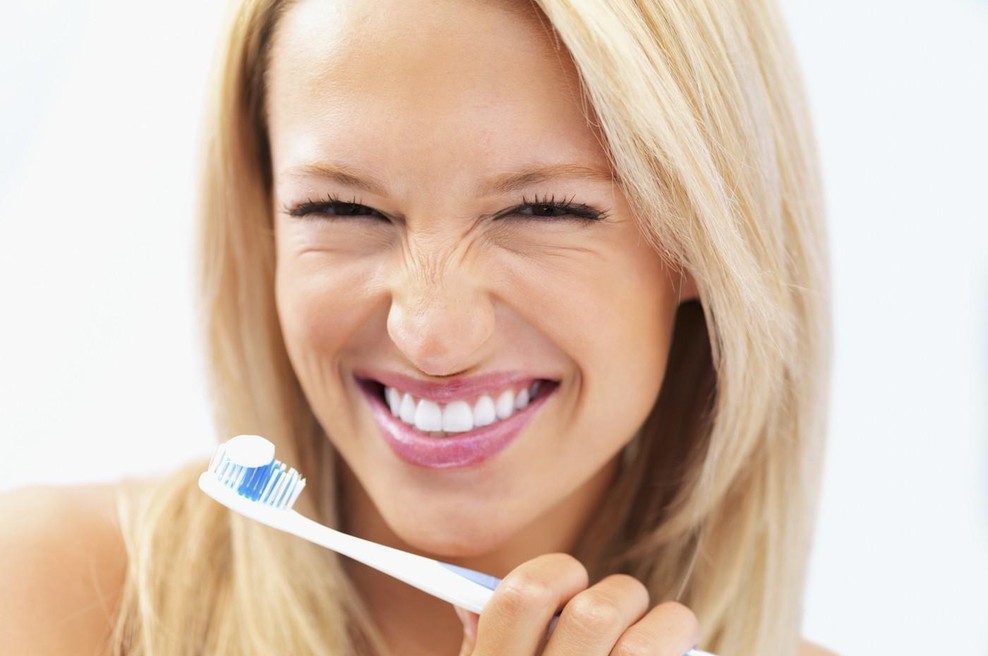 To je najboljši trik za bolj bele zobe in vse imate že doma (foto: Profimedia)