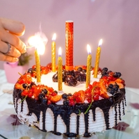 VIDEO: Babica flambirala torto in zgodil se je ognjeni šov, ki razvnel internet