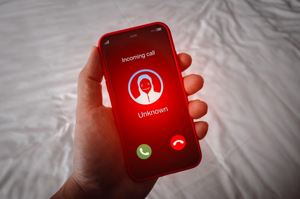 FBI opozarja uporabnike iPhona in Androida: Če slišite to, takoj prekinite klic! (foto: profimedia)