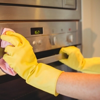 Na dan prišlo, da kar devet od deset gospodinjskih pomočnic čisti na črno