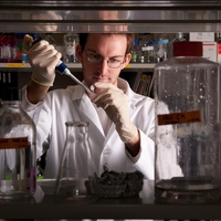 10 medicinskih odkritij v letu 2025, ki spreminjajo razumevanje zdravja