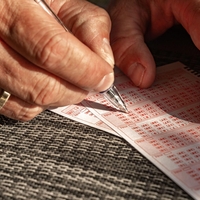 To pa je sreča! Po pomoti kupil dve srečki in v eno noči kar dvakrat postal milijonar