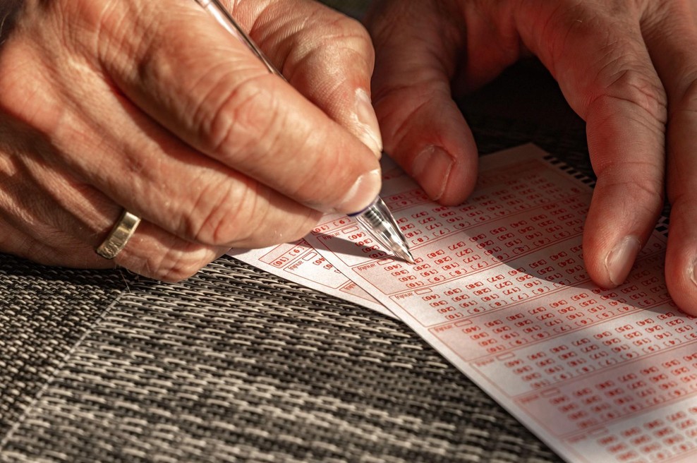 To pa je sreča! Po pomoti kupil dve srečki in v eni noči kar dvakrat postal milijonar (foto: profimedia)