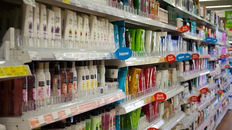 Poleg tega vsebuje sintetične polimere, ki ob umivanju las prehajajo v odpadne vode in onesnažujejo okolje.