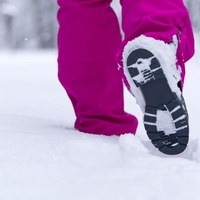 Recept za katastrofo: zdravnik razkriva, katere obutve nikakor ne smete nositi po poledici