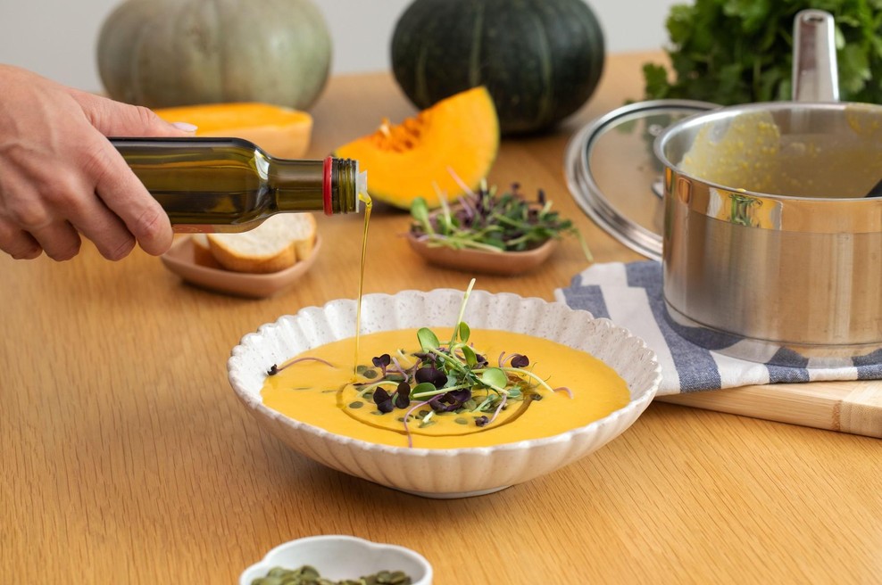 Zato priznana avtorica receptov v domače juhe dodaja olivno olje (foto: profimedia)