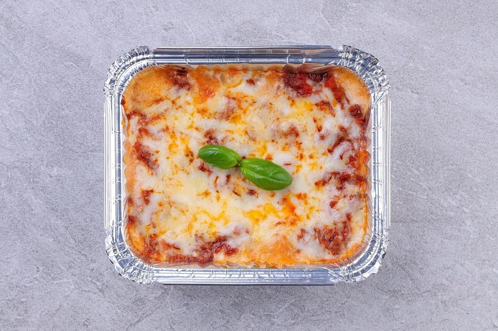 Evo, zakaj nikoli ne smete peči lazanje v kovinski posodi z aluminijasto folijo (foto: Profimedia)