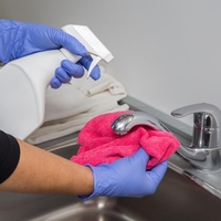 Izpoved čistilke: v številnih gospodinjstvih mi merijo čas, ki ga potrebujem, da popijem vodo