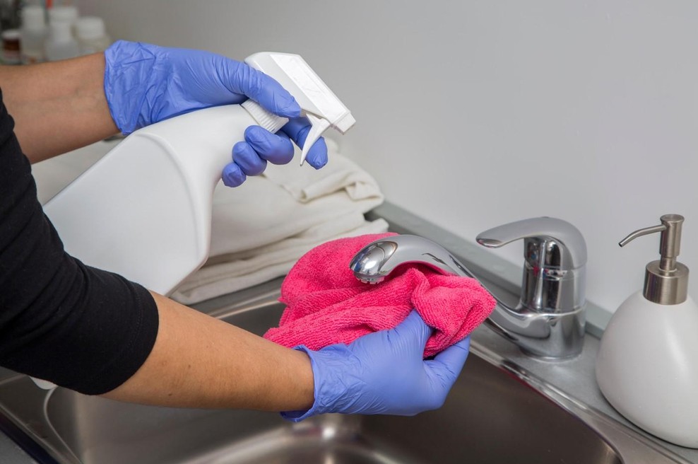 Izpoved čistilke: v številnih gospodinjstvih mi merijo čas, ki ga potrebujem, da popijem vodo (foto: Profimedia)