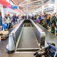 Letališča uvajajo nova pravila: potniki ostajajo brez priljubljene zaščite prtljage