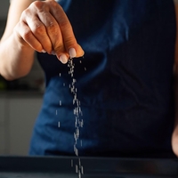 Znaki na koži, ki razkrivajo, da v telo vnašamo preveč soli