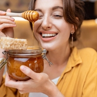 Mislite, da je med samo za v čaj? Ti triki vam bodo spremenili vsakdan