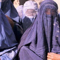 Poročili so jo na silo, pri 15 letih je rodila otroka in pobegnila iz države. Danes je uspešna in pozira v bikiniju