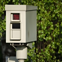 Novi radar, ki deluje na gorivno celico vsak dan ujame 400 voznikov, tukaj stoji