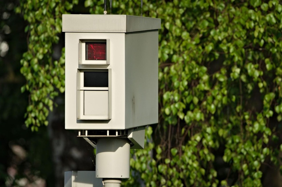 Novi radar, ki deluje na gorivno celico vsak dan ujame 400 voznikov, tukaj stoji (foto: profimedia)