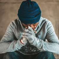 Mestne oblasti pomagale beraču, nato pa odkrile, da je bogataš, ki ima kar tri hiše