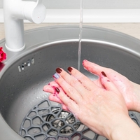 Tekoče ali trdo milo: katero manj izsušuje roke?