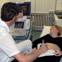 Težke obtožbe proti znanemu ginekologu: Policija poziva žrtve spolnih zlorab, naj se oglasijo