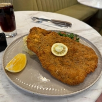 Dunajski zrezek za 395 evrov: Restavracija doživela ogorčenje in odgovorila na kritike