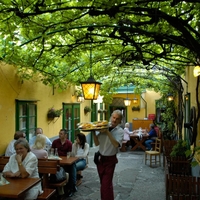 Finančna policija odkrila: Številni gostinci s prilagojeno programsko opremo utajevali davke, preiskava še poteka