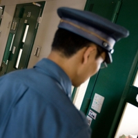 Zapor, v katerega ljudje odhajajo prostovoljno: plačajo 80 evrov, da spijo na tleh