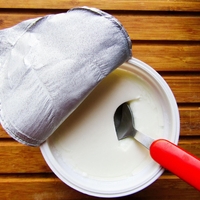 Grški ali navadni jogurt: kateri je boljši vir beljakovin in probiotikov