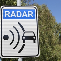 Razkrivamo, kakšen je doseg fiksnih radarjev