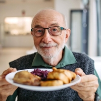 Študija starostnikov kaže, da uživalci mesa verjetneje dočakajo 100 let