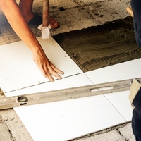 Neverjetno odkritje med prenovo: Par je ostal v šoku, ko je dvignil tla v kuhinji