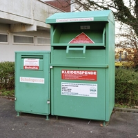 Zbiralniki za stara oblačila se umikajo z ulic, tukaj je žalosten razlog zakaj