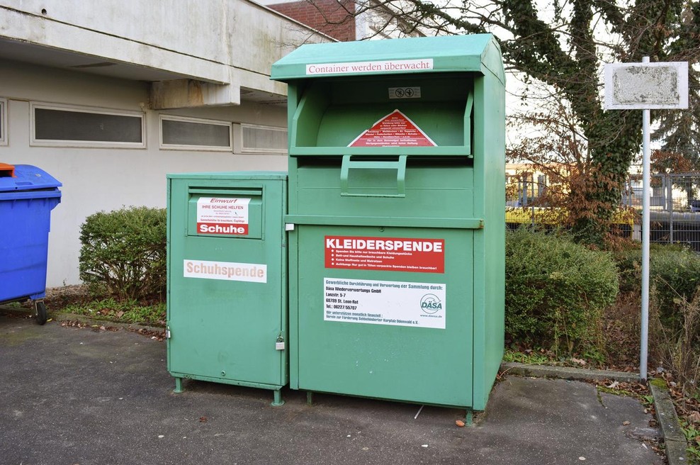 Zbiralniki za stara oblačila se umikajo z ulic, tukaj je žalosten razlog zakaj (foto: Profimedia)