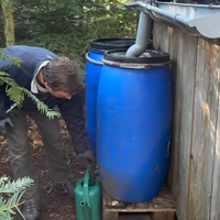 Dal je odpoved v službi, v gozdu zgradil leseno hišico in zdaj živi samooskrbno