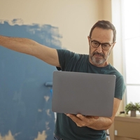 Moški je obnavljal hišo: Ni mogel verjeti, kaj ga je pričakalo pod tapeto