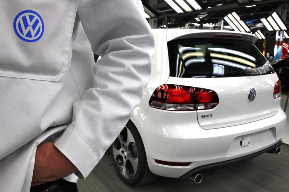 Povprečen delavec mora delati 15 mesecev samo za navadnega Golfa, ne da bi porabil 1 cent svoje plače (foto: Profimedia)