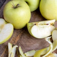 Zakaj so zdaj vsi naenkrat začeli kuhati jabolka in piti toplo vodo