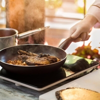 Nihče vam tega ne pove: tega mesa nikoli ne pecite v teflonski ponvi