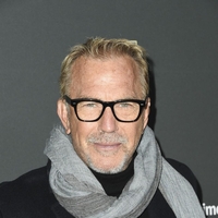 To je nova ženska v življenju Kevina Costnerja: Po burni ločitvi se mu ne mudi več