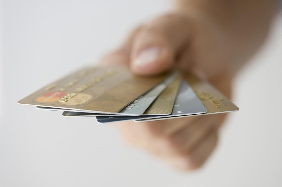 Za takšno početje z bančno kartico, je kazen lahko tudi do 2.500 evrov (foto: Profimedia)