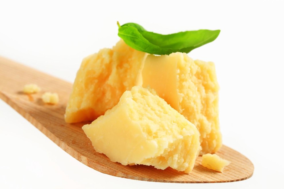 Strokovnjaki po novem trdijo, da je parmezan popoln beljakovinski prigrizek (foto: profimedia)