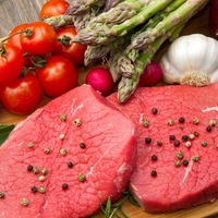 Koliko rdečega mesa je preveč? Kardiolog opozarja, kaj to pomeni za srce