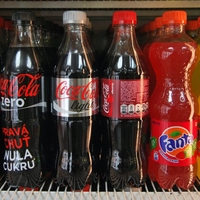 Fanta se tukaj prodaja bolj sladka kot drugje: Namesto 4,5 grama sladkorja, ga ima kar 7,6 grama!