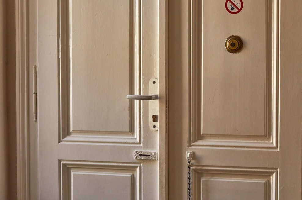 Prevarana na domačem pragu: Ostala brez več tisoč evrov, policija – "Ne spuščajte neznancev v svoj dom." (foto: Profimedia)